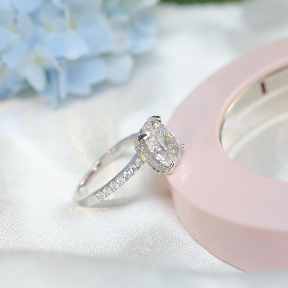 Luxury Oval Engagement Ring – 3CT Cubic Zirconia in Sterling Silver .925 - Picture 2 of 6